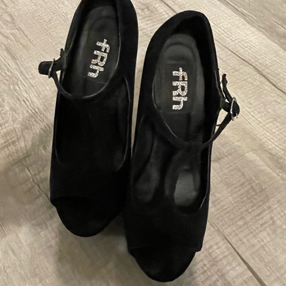 Black pumps with 5 1/2” heel. Worn once! - Picture 7 of 7